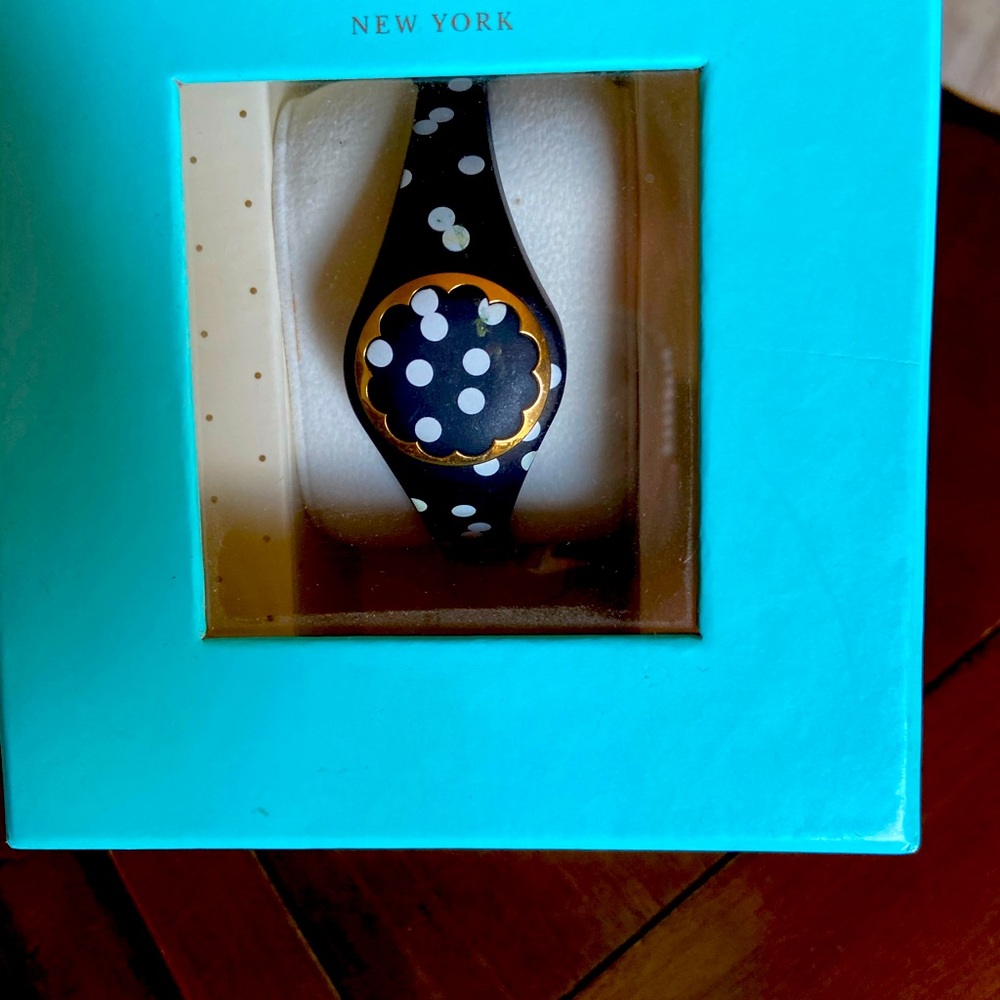 Like new! Only worn twice! It’s just a tracking device not a watch. Super cute!